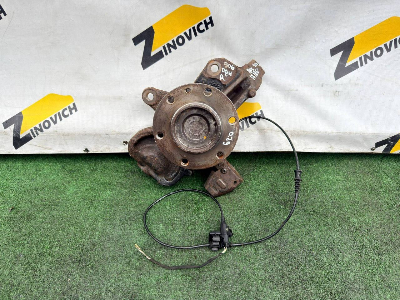 кулак поворотный правый Mercedes-Benz Sprinter 2 поколение (W906) (2006 - 2014), A906332, A9069810406, A9069050601 - фото №1