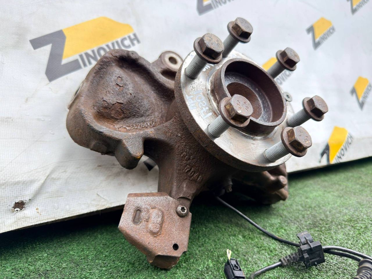 кулак поворотный правый Mercedes-Benz Sprinter 2 поколение (W906) (2006 - 2014), A9069050601, A9063302420, A9063303520 - фото №1