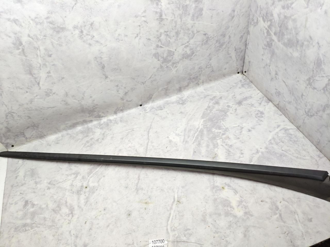 молдинг лобового стекла Peugeot 5008 1 поколение (2009 - 2013), 2.0 л., дизель, МКПП, минивэн - фото №1