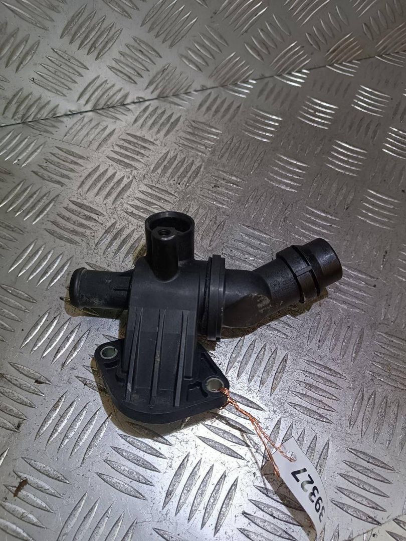 корпус термостата Volkswagen Passat B6 2006, 2.0 л., FSI, бензин, 06F121111G - фото №1