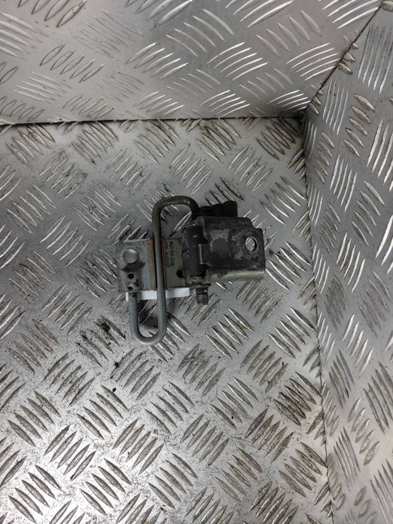 петля двери Audi Q7 4L 2006, 3.0 л., TDi, BUG, дизель, АКПП, бежево-серый, внедорожник 5 дв., полный привод, правый руль, 8E0831412E - фото №1