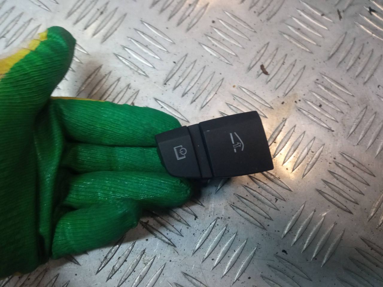 кнопка (выключатель) Audi Q7 4L 2006, 3.0 л., TDi, BUG, дизель, АКПП, бежево-серый, внедорожник 5 дв., полный привод, правый руль, 4L2927227 - фото №1