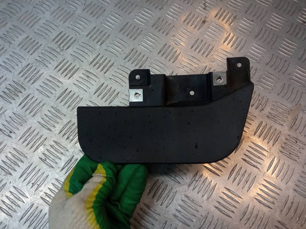 брызговик Audi Q7 4L 2006, 3.0 л., TDi, BUG, дизель, АКПП, бежево-серый, внедорожник 5 дв., полный привод, правый руль, 4L0854816 - фото №1