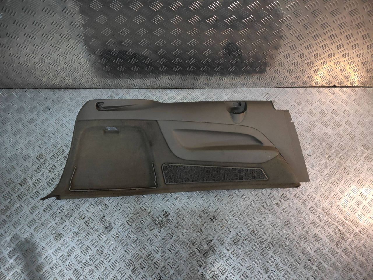обшивка багажника Audi Q7 4L 2006, 3.0 л., TDi, BUG, дизель, АКПП, бежево-серый, внедорожник 5 дв., полный привод, правый руль, 4L0863879 - фото №1