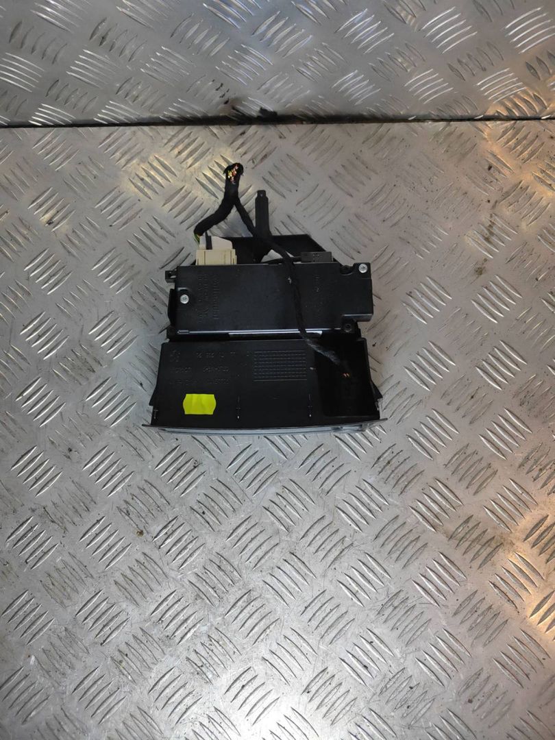 разъем AUX / USB Citroen Berlingo 2 поколение (B9) 2012, 1.6 л., HDi, 9HN (DV6ETED), дизель, МКПП, белый, фургон, передний привод, правый руль, 9688592177 - фото №1