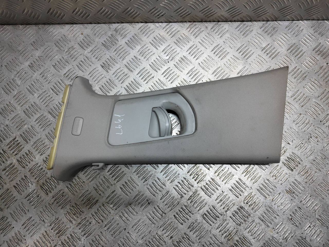 обшивка стойки центральной левой Audi A6 4F/C6 2006, 2.4 л., i, BDW, бензин, вариатор, чёрный, седан, передний привод, правый руль, 4F0867243 - фото №1