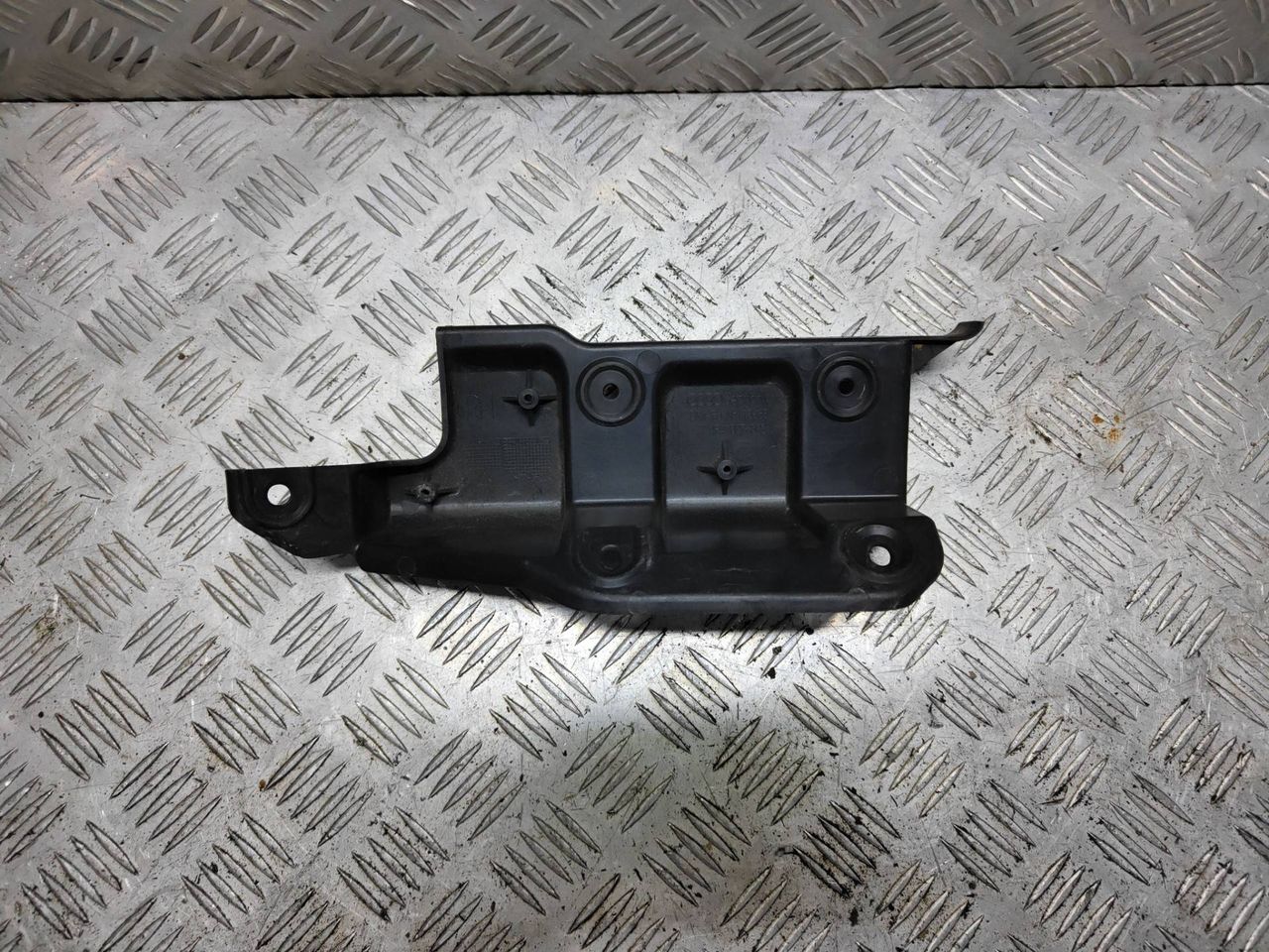 Крепление бампера заднего Audi A6 4F/C6 2006, 2.4 л., i, BDW, бензин, вариатор, чёрный, седан, передний привод, правый руль, 4F5807892 - фото №1