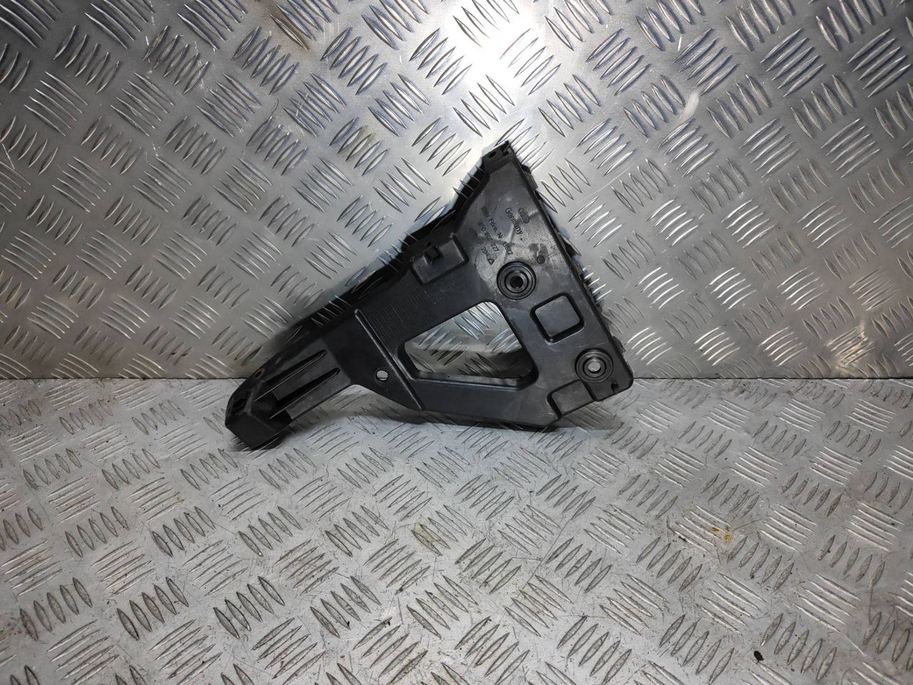 крепление бампера Audi A6 4F/C6 2006, 2.4 л., i, BDW, бензин, вариатор, чёрный, седан, передний привод, правый руль, 4F0807227 - фото №1