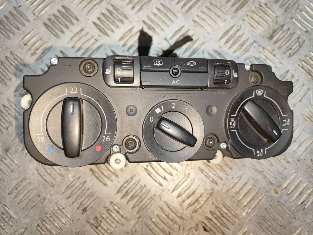блок управления печки / климат-контроля Volkswagen Passat B6 2009, 2.0 л., TDi, CBAA, дизель, 6МКПП, серебристый, седан, передний привод, правый руль, 3C2820045A - фото №1