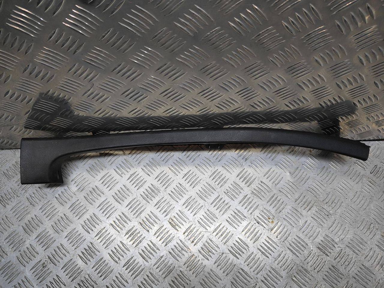 обшивка стойки Volkswagen Passat B6 2009, 2.0 л., TDi, CBAA, дизель, 6МКПП, серебристый, седан, передний привод, правый руль, 3C5867765 - фото №1