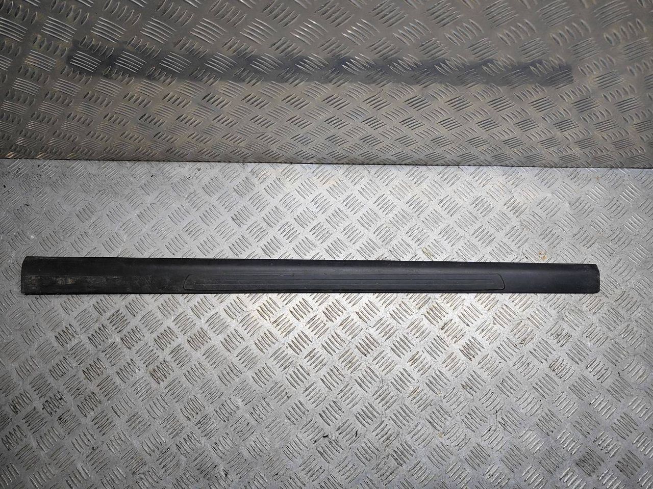 накладка на порог Audi A6 4F/C6 2006, 2.4 л., i, BDW, бензин, вариатор, чёрный, седан, передний привод, правый руль, 4F0853373B - фото №1
