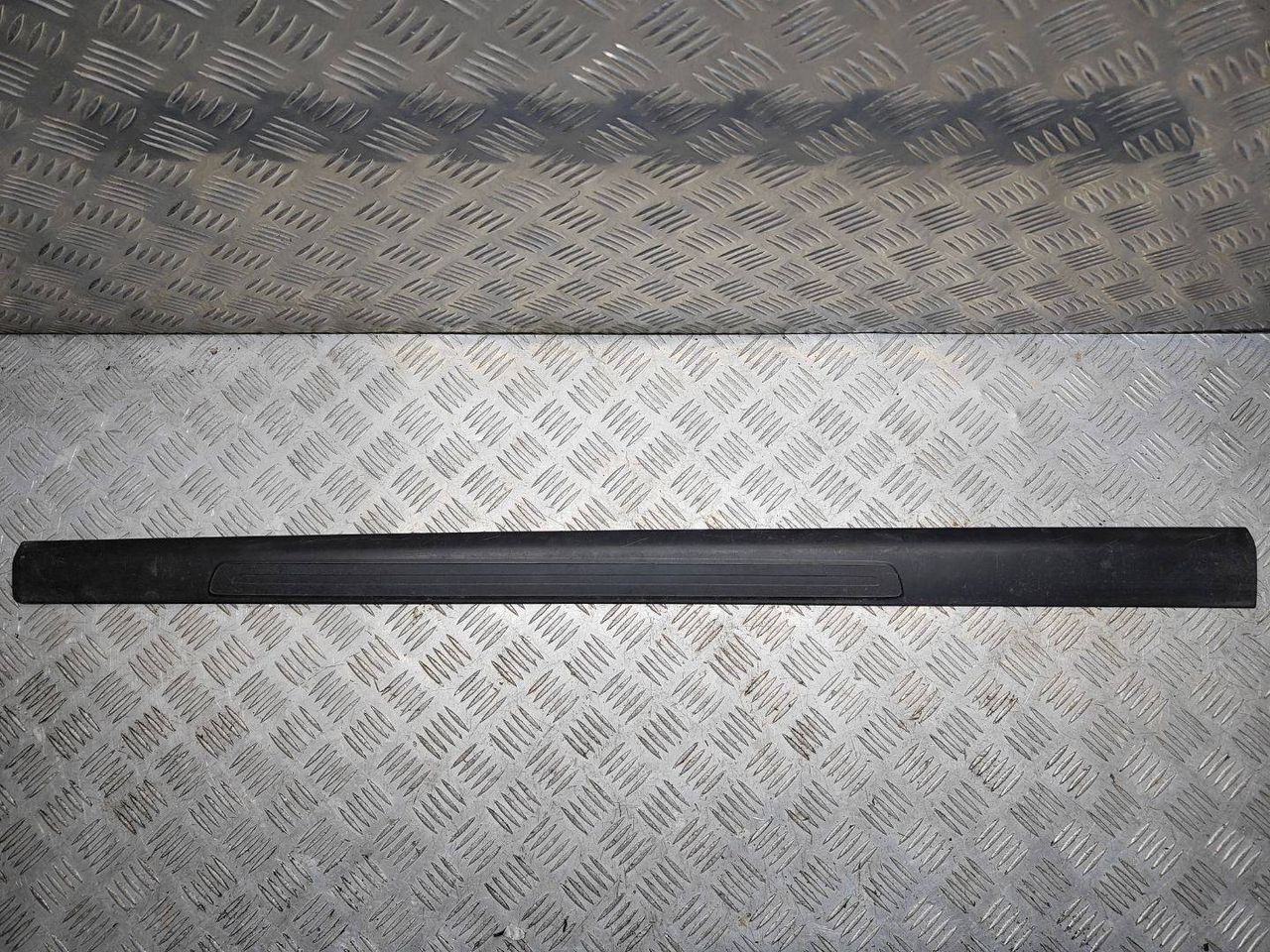 накладка на порог Audi A6 4F/C6 2006, 2.4 л., i, BDW, бензин, вариатор, чёрный, седан, передний привод, правый руль, 4F0853374B - фото №1