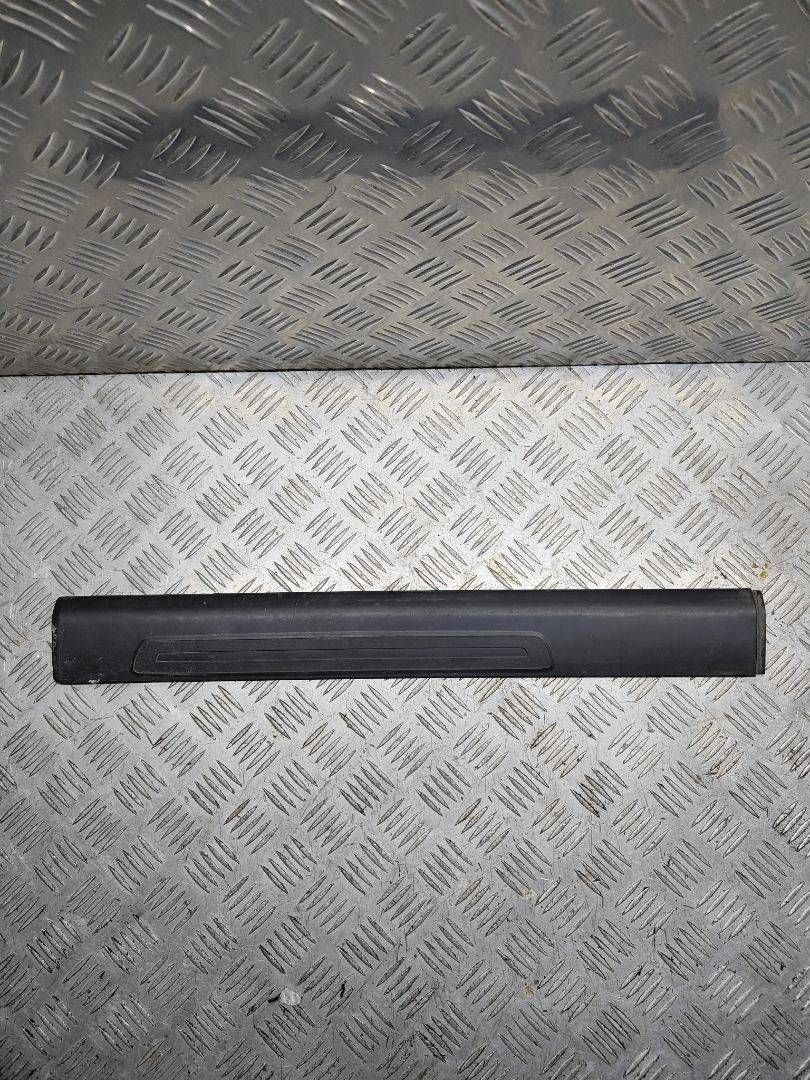 накладка на порог Audi A6 4F/C6 2006, 2.4 л., i, BDW, бензин, вариатор, чёрный, седан, передний привод, правый руль, 4F0853375B - фото №1
