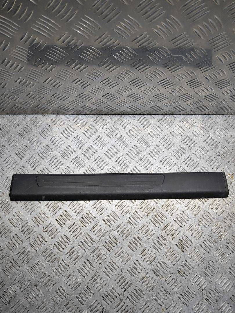накладка на порог Audi A6 4F/C6 2006, 2.4 л., i, BDW, бензин, вариатор, чёрный, седан, передний привод, правый руль, 4F0853376B - фото №1