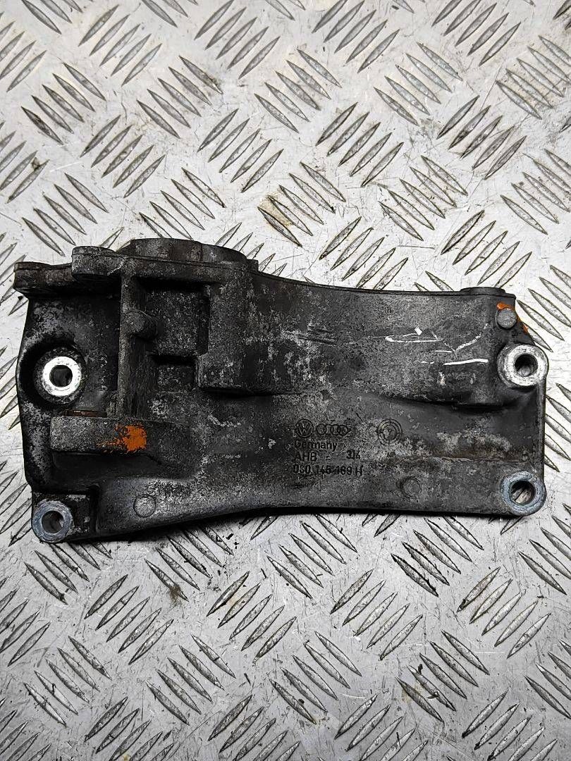 кронштейн генератора Volkswagen Bora 1 поколение 1998, 1.4 л., i, AKQ, бензин, МКПП, передний привод, 030145169H - фото №1