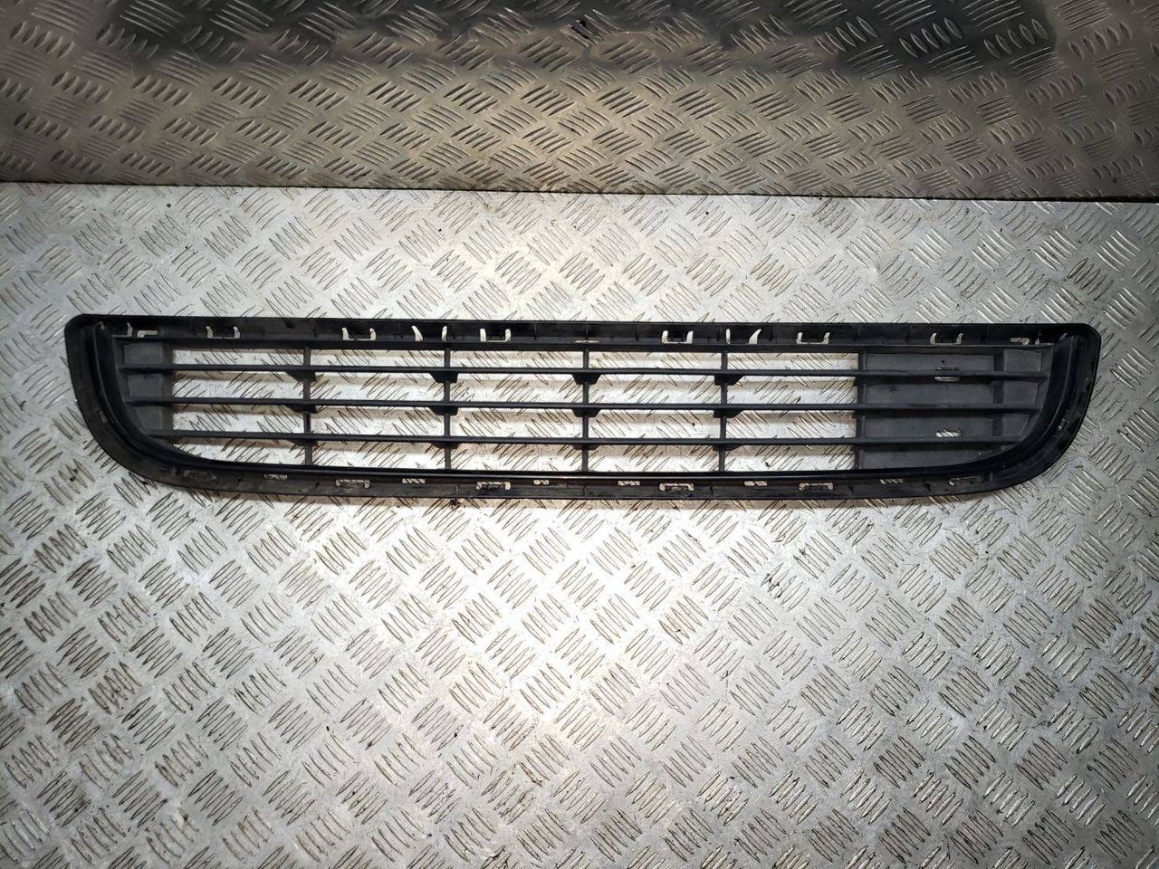 заглушка (решетка) в бампер Citroen Berlingo 2 поколение (B9) 2012, 1.6 л., HDi, 9HN (DV6ETED), дизель, МКПП, белый, фургон, передний привод, правый руль, 9677662180 - фото №1