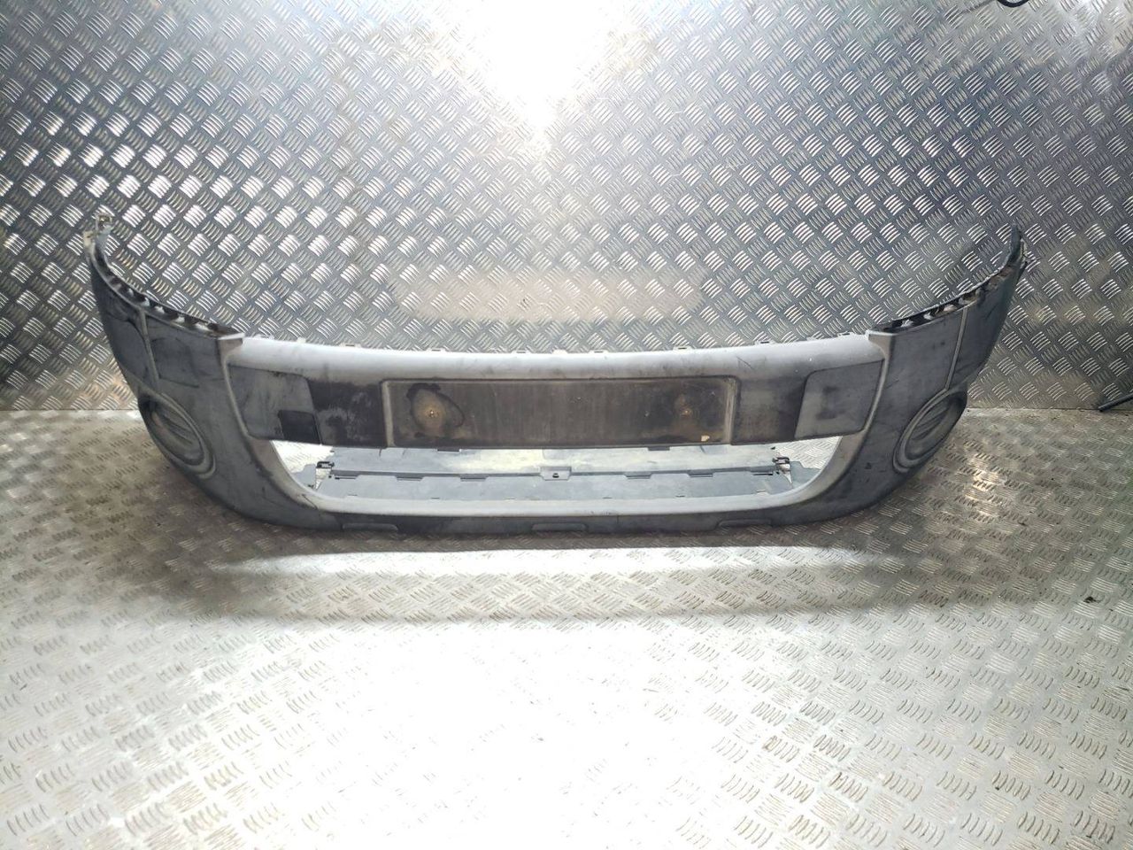 бампер передний Citroen Berlingo 2 поколение (B9) 2012, 1.6 л., HDi, 9HN (DV6ETED), дизель, МКПП, белый, фургон, передний привод, правый руль, 9677637777, 9677603077 - фото №1