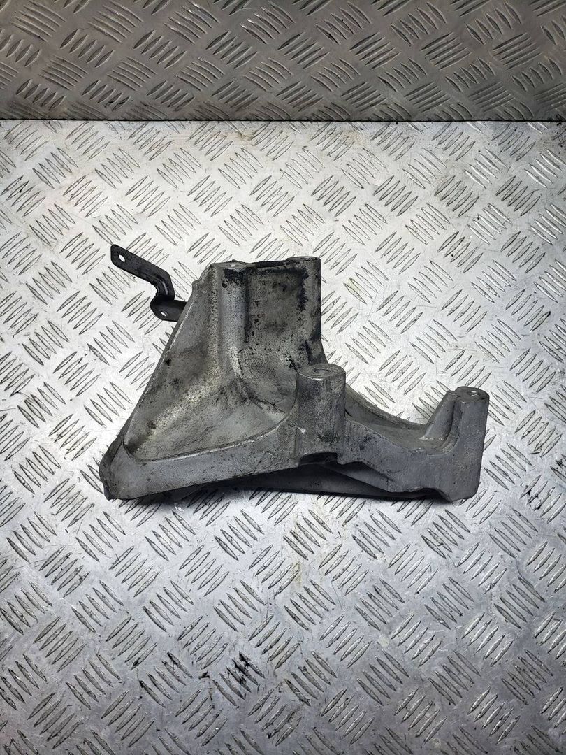 кронштейн двигателя Volkswagen Touareg 1 поколение 2006, 2.5 л., TDi, BAC, дизель, АКПП, полный привод, 070199307A - фото №1