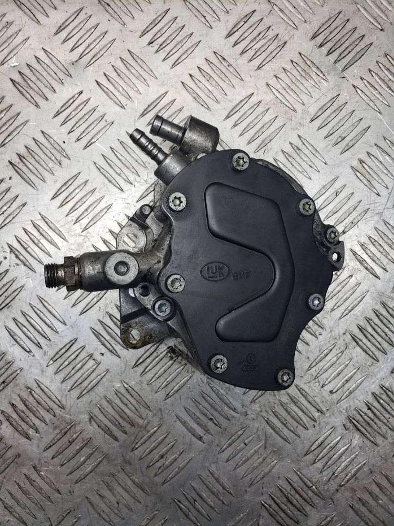 насос вакуумный Volkswagen Touareg 1 поколение 2006, 2.5 л., TDi, BAC, дизель, АКПП, полный привод, 070105323A - фото №1