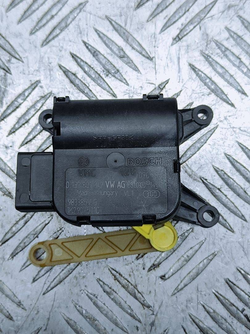 моторчик заслонки печки Volkswagen Passat B6 2007, 2.0 л., TDi, BMR, дизель, 6МКПП, чёрный, седан, передний привод, правый руль, 1K2907511C - фото №1