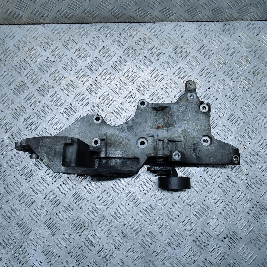 кронштейн генератора Volkswagen Passat B6 2009, 2.0 л., CBDA, дизель, МКПП, передний привод, 03L903143D - фото №1