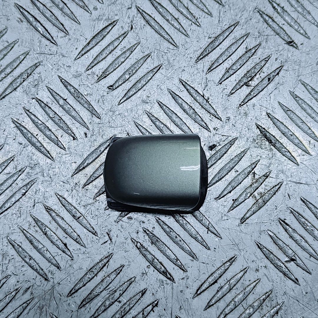 колпачок (заглушка) ручки двери Audi Q7 4L 2006, 3.0 л., TDi, BUG, дизель, АКПП, бежево-серый, внедорожник 5 дв., полный привод, правый руль, 4L0839879 - фото №1