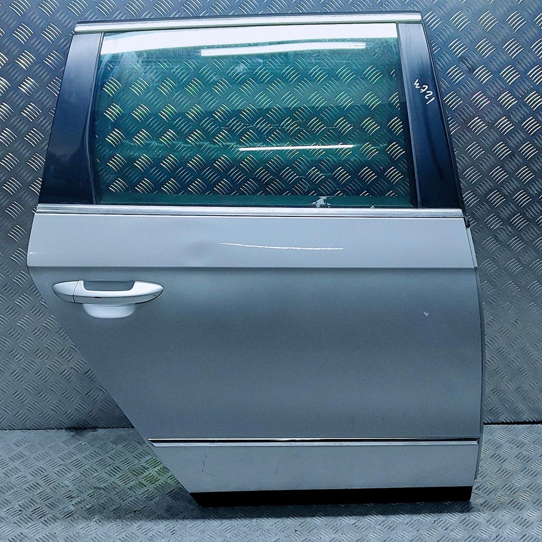 дверь задняя правая Volkswagen Passat B6 2007, 2.0 л., TDi, дизель, 6МКПП, серебристый, универсал, передний привод, правый руль - фото №1