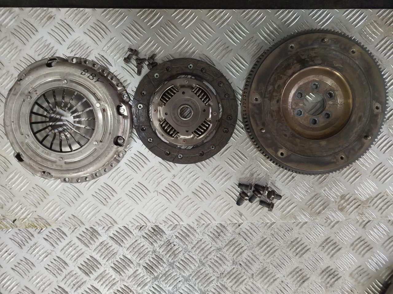 комплект сцепления Volkswagen Polo 4 поколение 2002, 1.4 л., i, BBY, бензин, 5МКПП, 030105271D, 1878003966, 308200796, 2157K22 - фото №1
