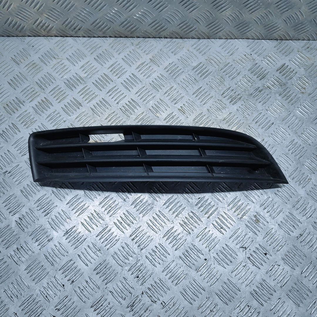 заглушка (решетка) в бампер Volkswagen Passat B6 2007, 2.0 л., TDi, дизель, 6МКПП, серебристый, универсал, передний привод, правый руль, 3C0853666 - фото №1
