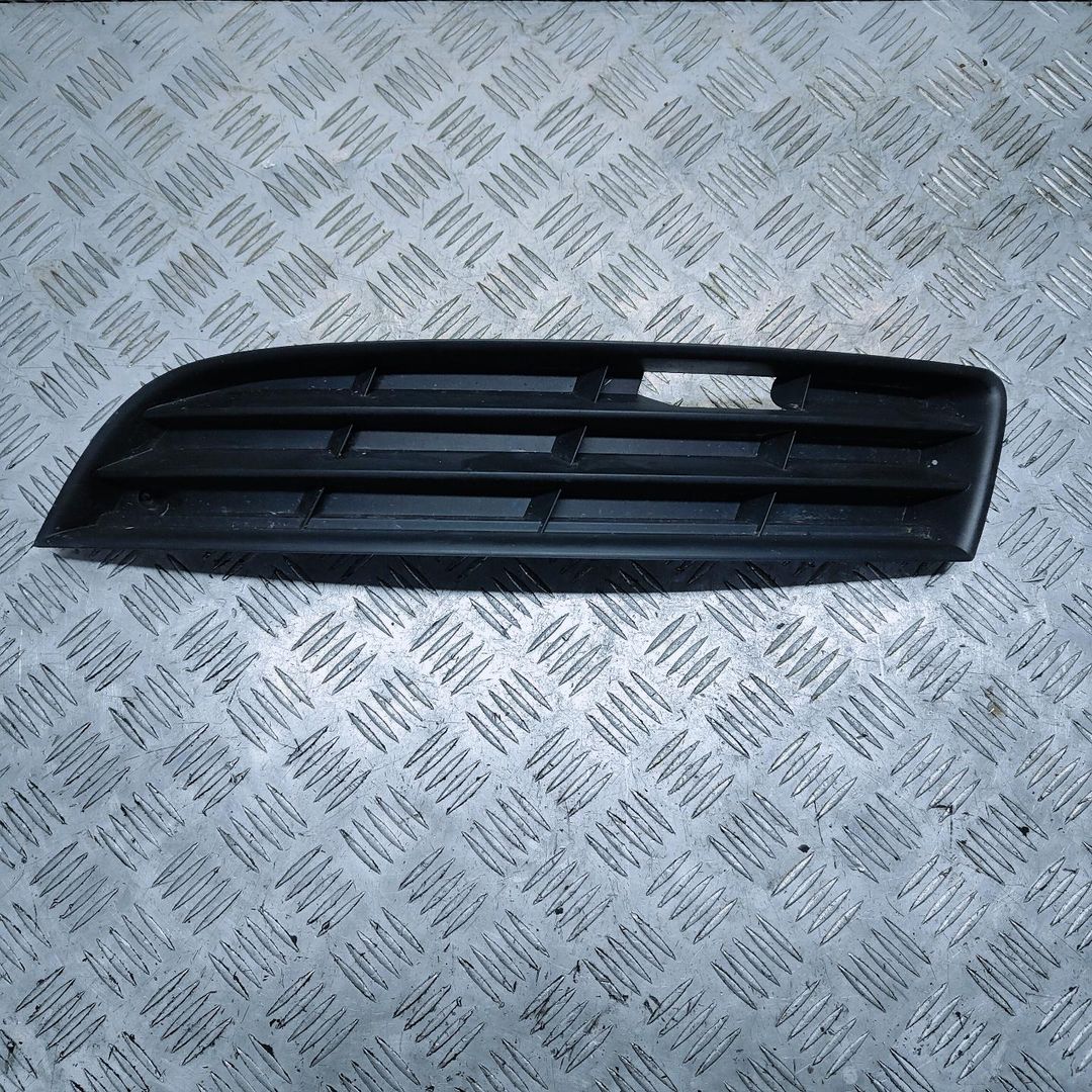 заглушка (решетка) в бампер Volkswagen Passat B6 2007, 2.0 л., TDi, BMR, дизель, 6МКПП, серебристый, универсал, передний привод, правый руль, 3C0853665 - фото №1