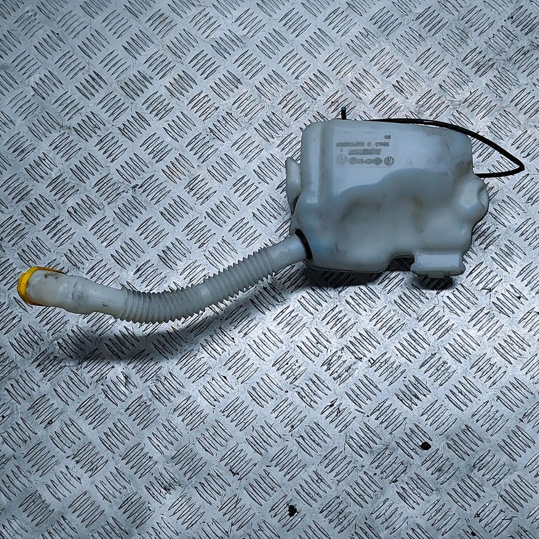 бачок омывателя Renault Megane 2 поколение 2005, серо-зеленый, универсал, правый руль, 8200104705D, 8200067015, 8200295885 - фото №1