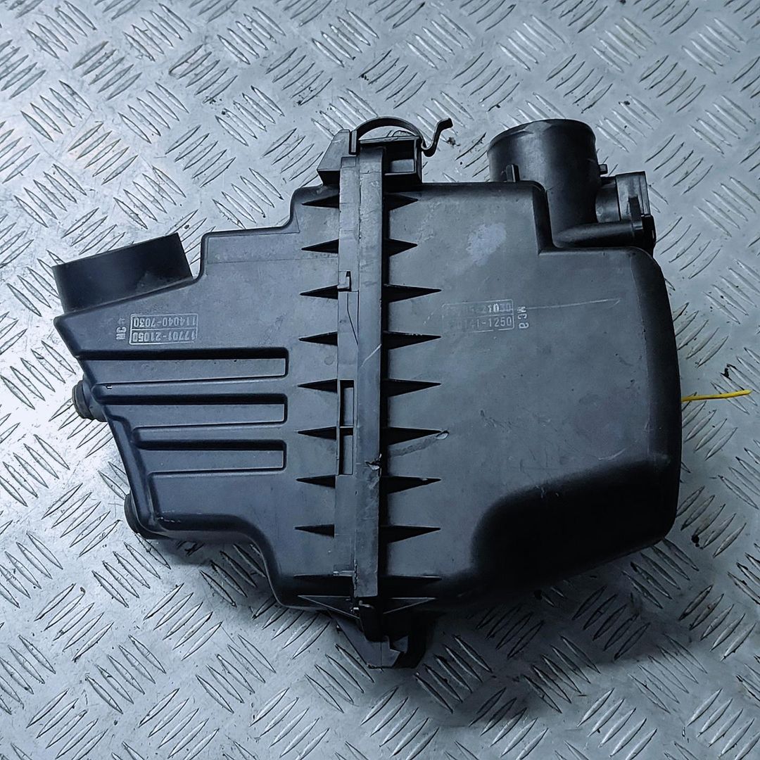 корпус воздушного фильтра Toyota Yaris P1 2002, 1.3 л., 2NZ-FE, бензин, АКПП, передний привод, 1770121050, 1140407030, 1770521030, 1001411250 - фото №1
