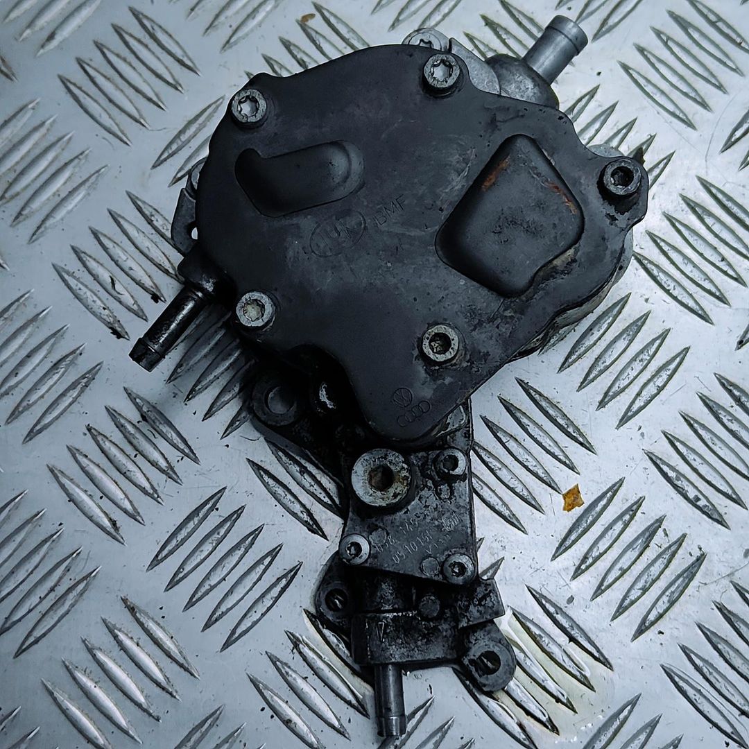 насос вакуумный Volkswagen Passat B6 2006, 1.9 л., BKC, дизель, 5МКПП, передний привод, 038145209K, 051019F - фото №1