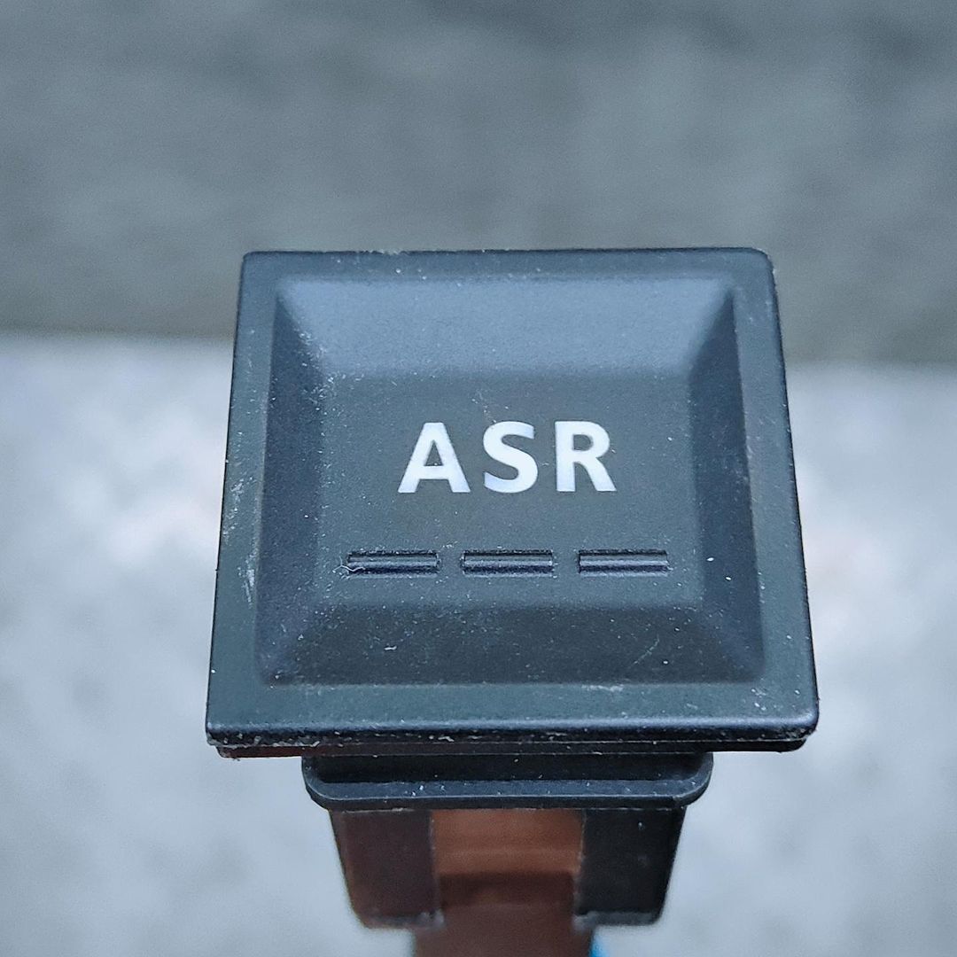кнопка ASC / ESP Volkswagen Transporter T5 2006, 2.5 л., TDi, AXD, дизель, робот, серебристый, микроавтобус, передний привод, правый руль, 7E0927133 - фото №1