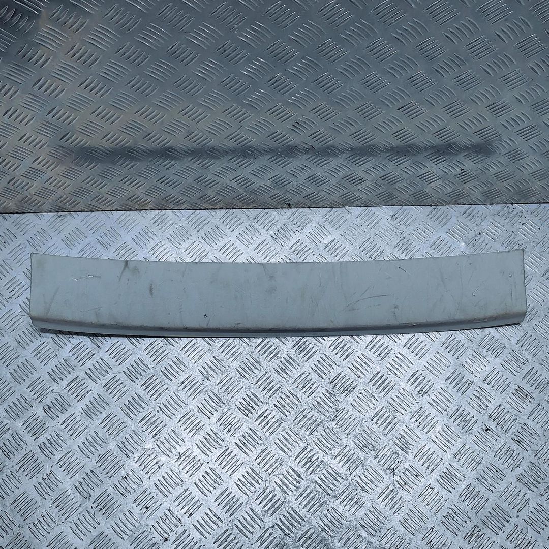 накладка внутренняя на заднюю панель кузова Volkswagen Passat B6 2007, 2.0 л., TDi, дизель, 6МКПП, серебристый, универсал, передний привод, правый руль, 3C9867617B - фото №1