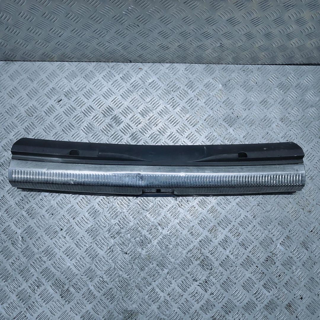 панель замка багажника Volkswagen Passat B6 2007, 2.0 л., TDi, дизель, 6МКПП, серебристый, универсал, передний привод, правый руль, 3C9863459B - фото №1
