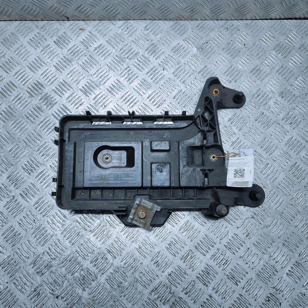 полка аккумулятора Volkswagen Passat B6 2007, 2.0 л., TDi, дизель, 6МКПП, серебристый, универсал, передний привод, правый руль, 1K0915333C - фото №1