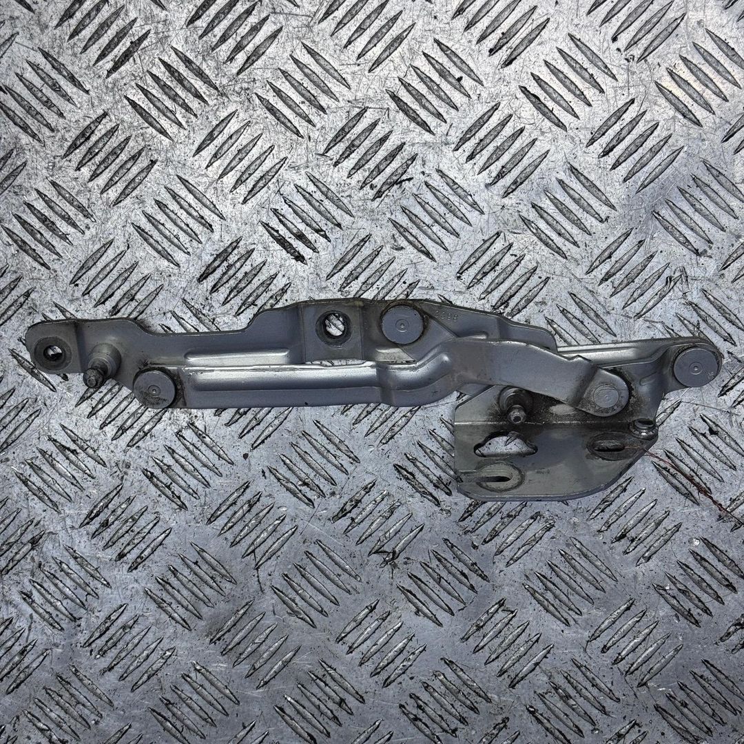 петля крышки багажника Volkswagen Passat B5 1997, 1.9 л., TDi, дизель, седан, 3B5827302, B5827302 - фото №1