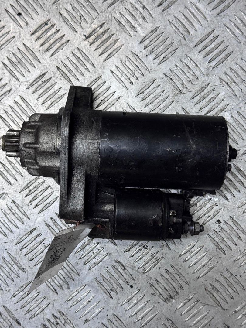 стартер Volkswagen Touareg 1 поколение 2006, 2.5 л., TDi, BAC, дизель, АКПП, черный, полный привод, правый руль, 1005831314 - фото №1