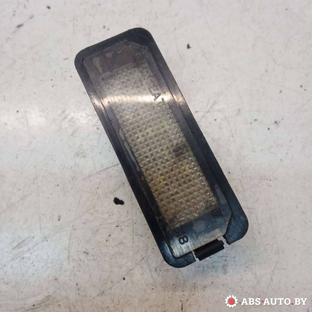 подсветка номера Volkswagen Polo 4 поколение 2002, 1.2 л., бензин, МКПП, L00E81318 - фото №1