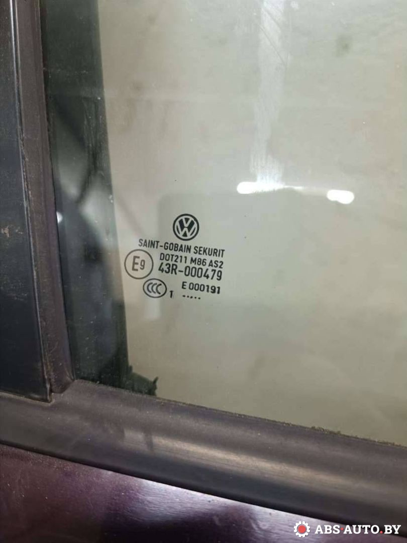 стекло двери передней правой Volkswagen Polo 4 поколение 2002, 1.2 л., бензин, МКПП - фото №1