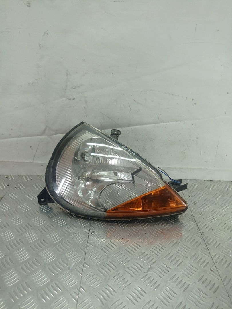 фара правая Ford Ka 1 поколение 2001, 1.3 л., бензин, МКПП, желтый, хетчбэк 3 дв., передний привод - фото №1