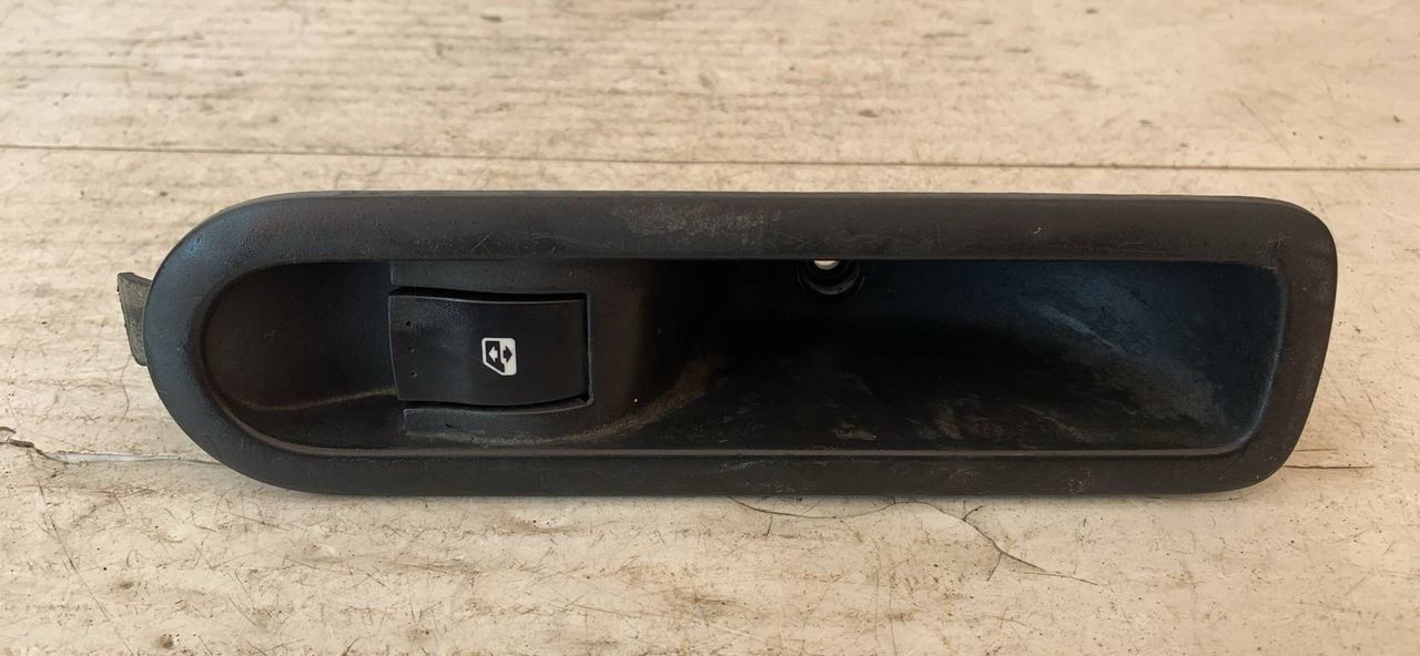 кнопка стеклоподъемника двери задней левой Renault Scenic 2 поколение (2003 - 2006), 156013870 - фото №1
