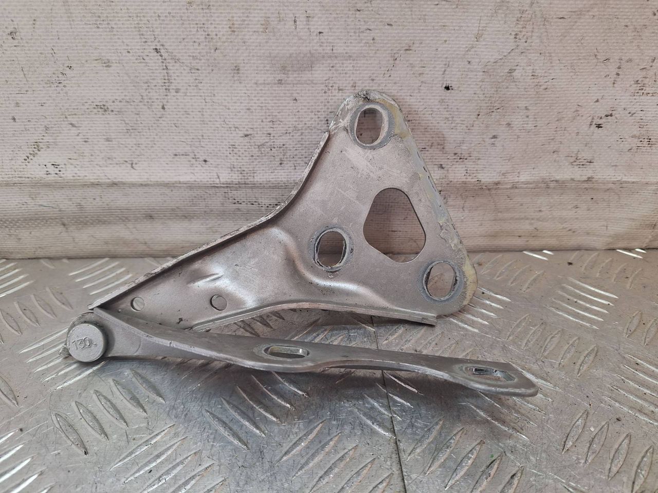 петля капота правая Opel Zafira 1 поколение (A) 2000, 2.0 л., X 20 DTL, дизель, МКПП, серебро, минивэн, передний привод, 90579422 - фото №1