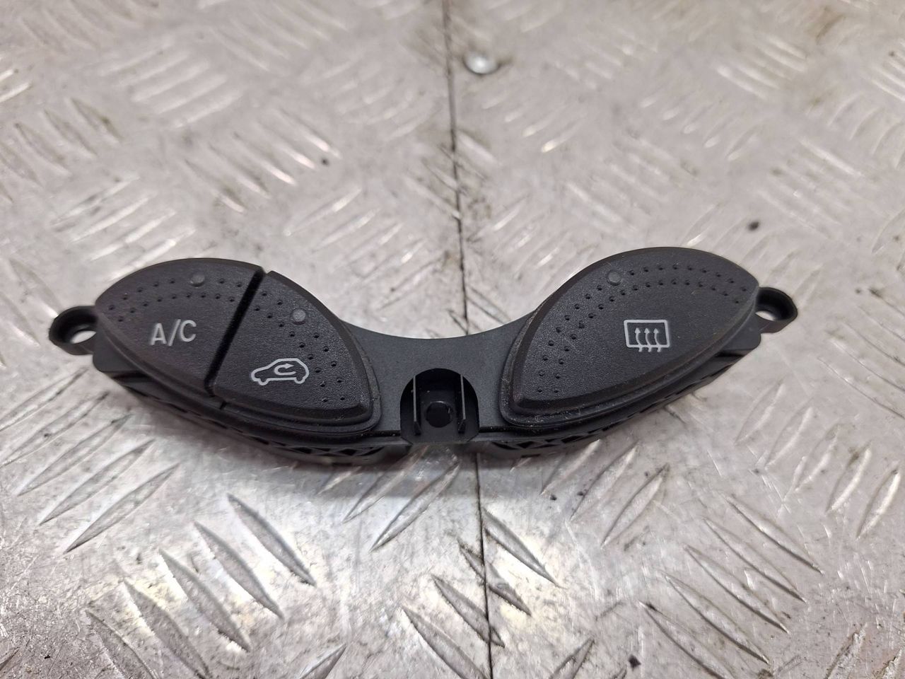 кнопка обогрева заднего стекла Ford Focus 1 поколение 2001, 1.6 л., FYDC, бензин, МКПП, хетчбэк 3 дв., передний привод, YS4T19A945BA - фото №1