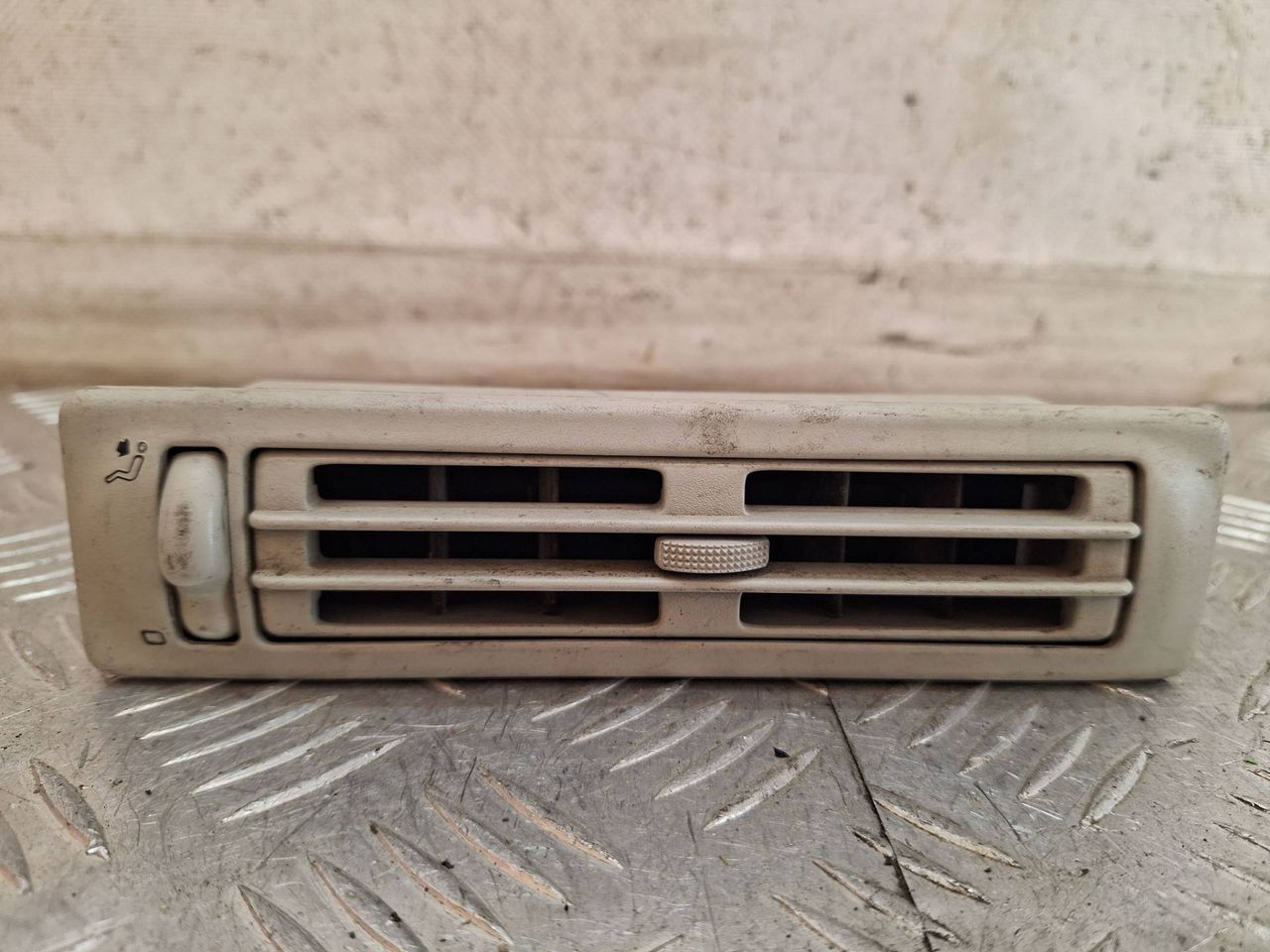 дефлектор обдува салона Volkswagen Transporter T4 (1990 - 2003), 703820963 - фото №1