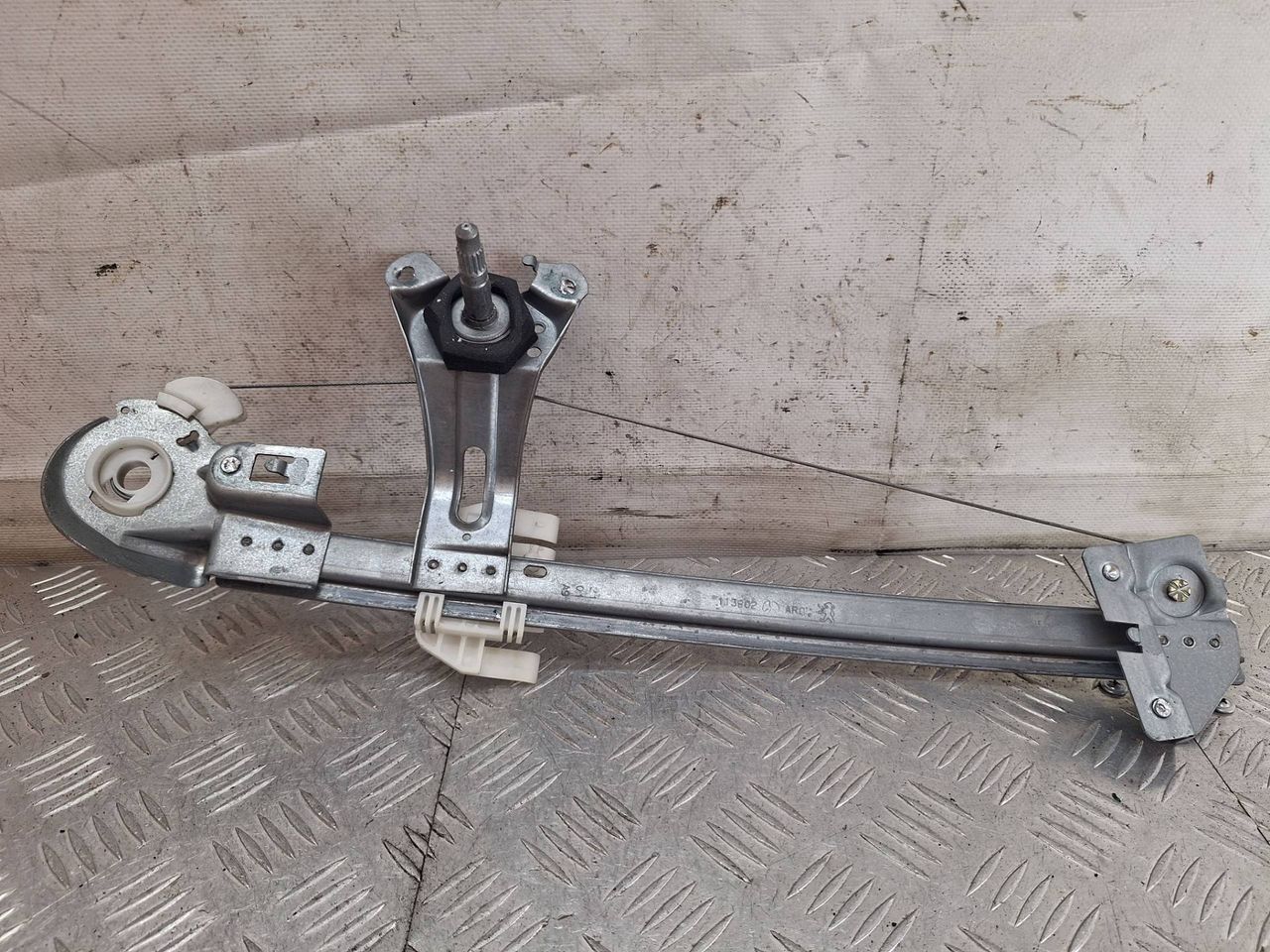стеклоподъемник задний правый Peugeot 206 1 поколение 2000, 1.4 л., KFX (TU3JP), бензин, МКПП, зеленый, хетчбэк 5 дв., передний привод, 9623109680 - фото №1