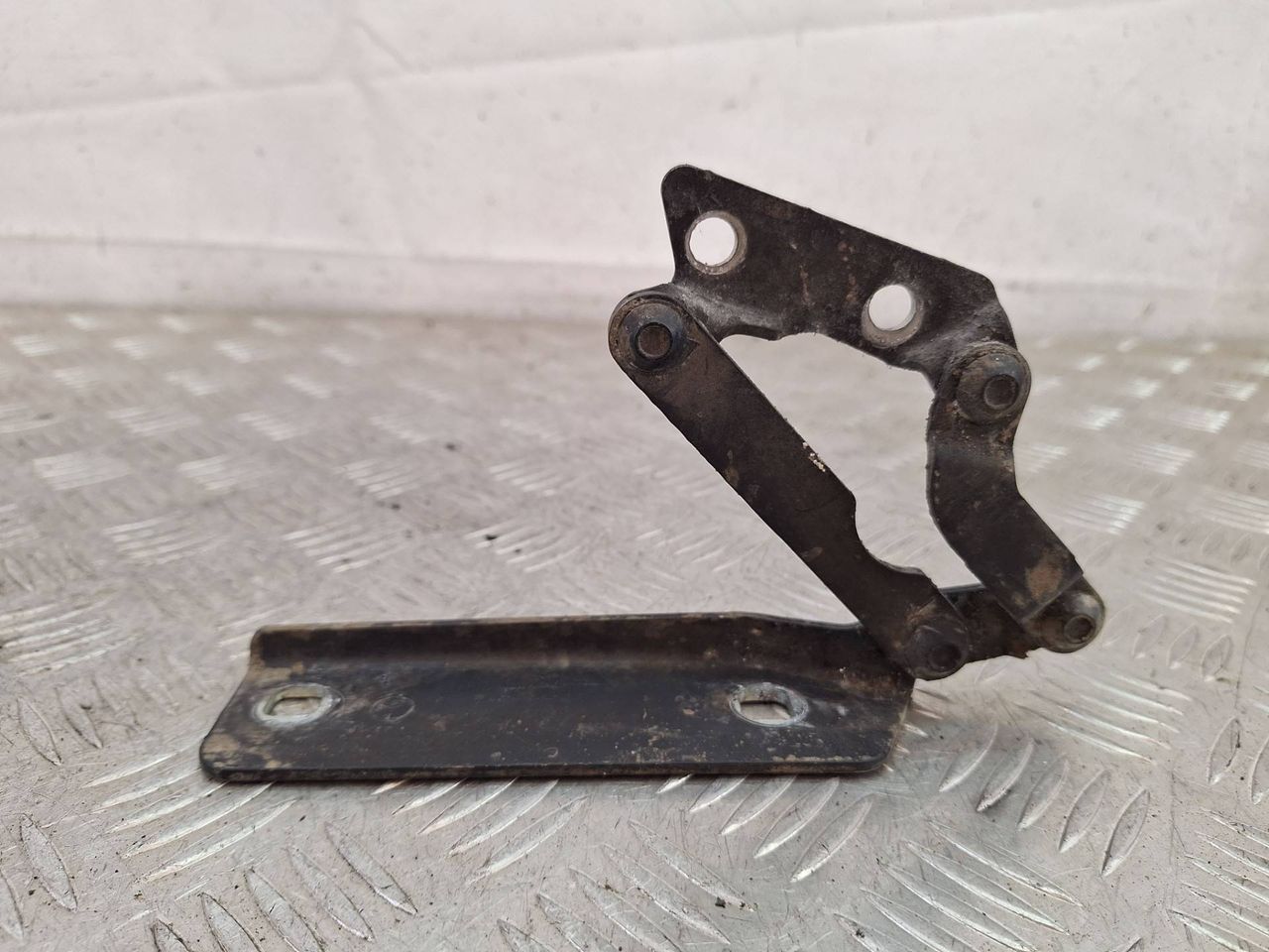 петля капота левая Mercedes-Benz A-Класс W168 W168.031 2001, 1.9 л., M 166.990, бензин, АКПП, черный, минивэн, передний привод, 1688800129 - фото №1