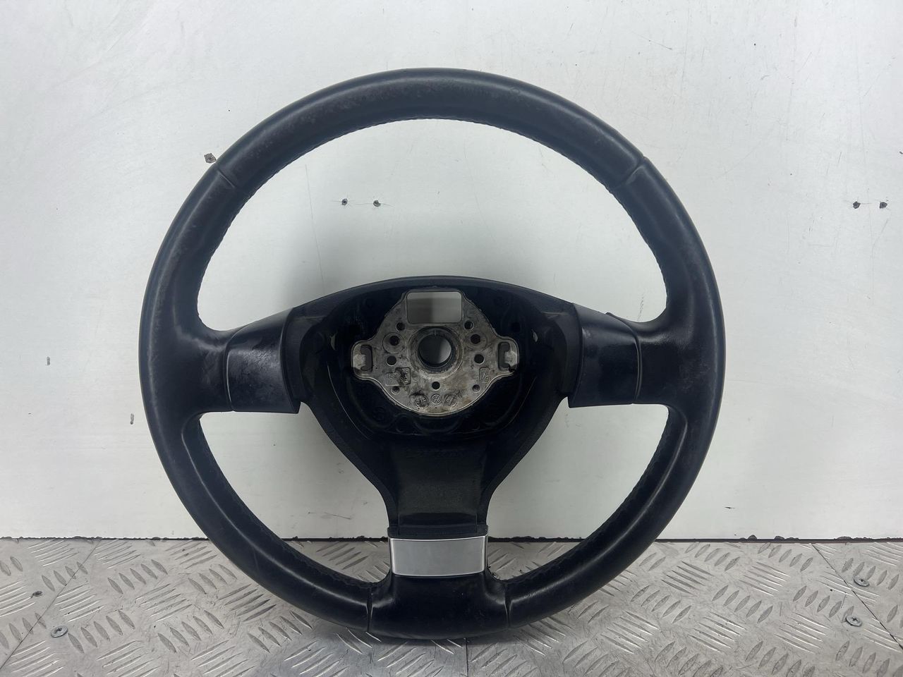 руль Volkswagen Golf 5 поколение 2007, 1.4 л., CAXA, бензин, 6МКПП, серый, универсал, передний привод - фото №1