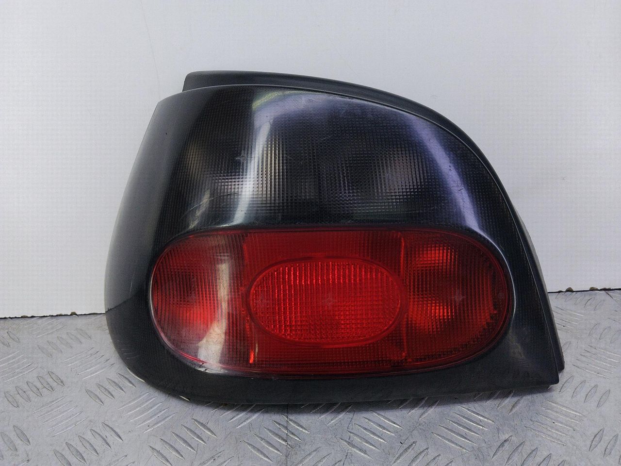 фонарь задний левый Renault Megane 1 поколение BA 1998, 1.6 л., K7M 720, бензин, МКПП, бордовый, хетчбэк 5 дв., передний привод - фото №1